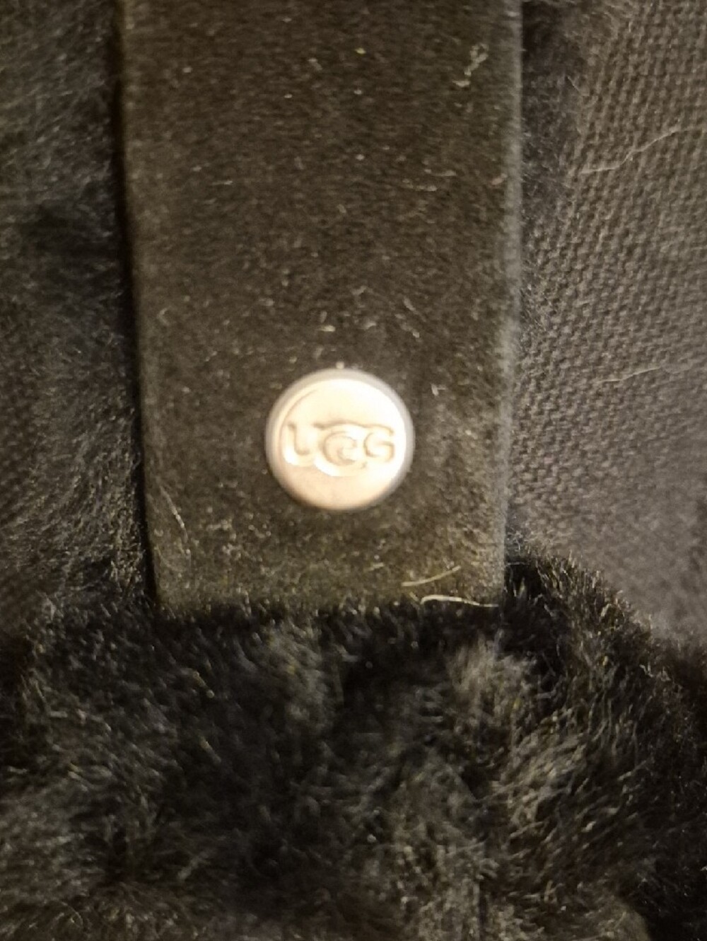 UGG Black Bluetooth Shearling Earmuffs - Picture 2 of 9